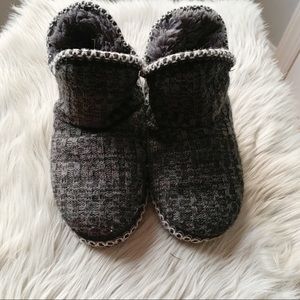 Muk Luks Gray Fuzzy Slippers Size 6